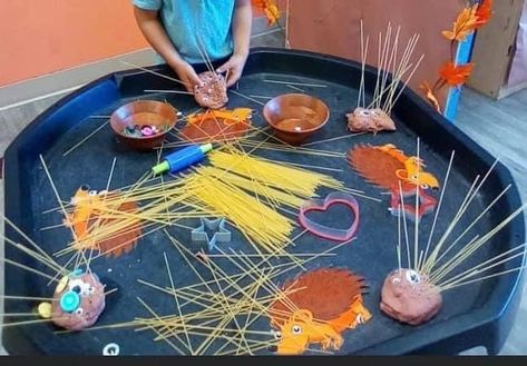 Hedgehog Tuff Tray, Autumn Leaf Crafts Kids, Divlje Zivotinje, Spaghetti Sensory Play, Tuff Table, Eyfs Autumn, Leaf Crafts Kids, Tuff Tray Ideas Toddlers, Playgroup Ideas