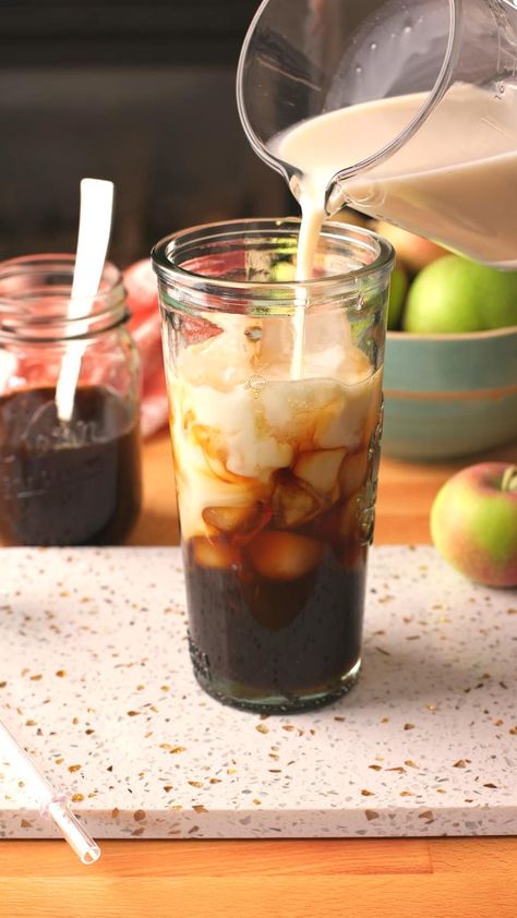 Brown Sugar Syrup Recipe, Apple Brown Sugar Syrup, Drinks For Fall, Sugar Syrup Recipe, Macchiato Recipe, Apple Brown Sugar, Milk Tea Recipes, Copycat Starbucks, Brown Sugar Syrup