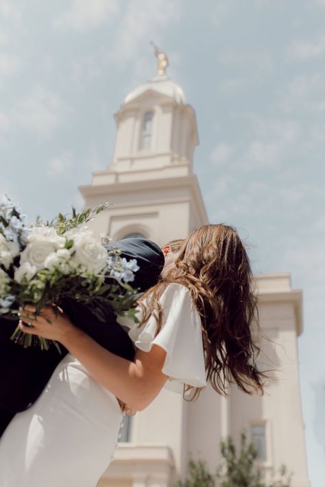 Mormon Wedding Photos, Lds Winter Wedding, Bountiful Temple Wedding Pictures, Wedding Photography First Look, Payson Temple Wedding, Lds Temple Wedding Pictures, Lds Wedding Photos, Temple Poses, First Look Wedding Photos Ideas