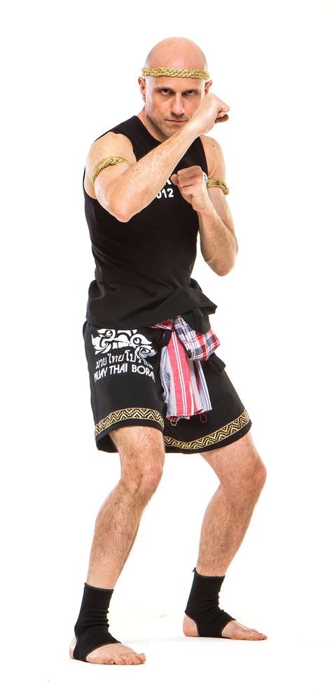 Traditional Muay Thai fighting stances: the Art’s bedrock Muay Thai Stance, Martial Arts Stance, Boxing Pose, Boxing Stance, Muay Boran, Muay Thai Martial Arts, Combat Skills, Poses Reference, Martial Artist