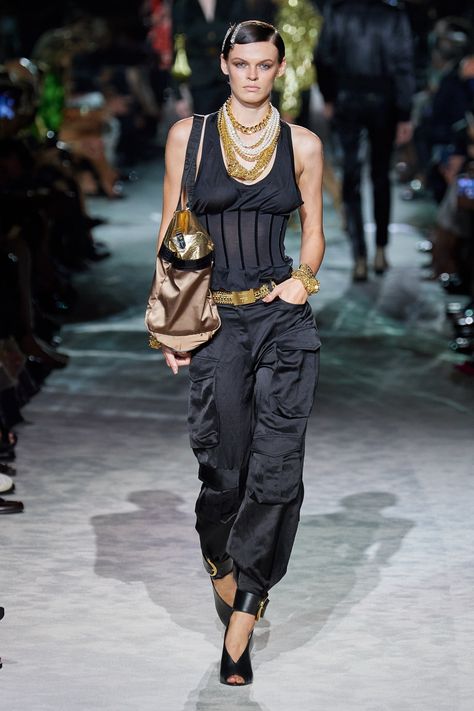 Tom Ford Spring 2022 Ready-to-Wear Collection | Vogue Women Cargo Pants Outfit, Pant Outfits For Women, Cargo Pants Outfits, Women Cargo Pants, Cargo Pants Outfit, Estilo Chic, Women Cargos, Outfits Casuales, Fashion Week Spring