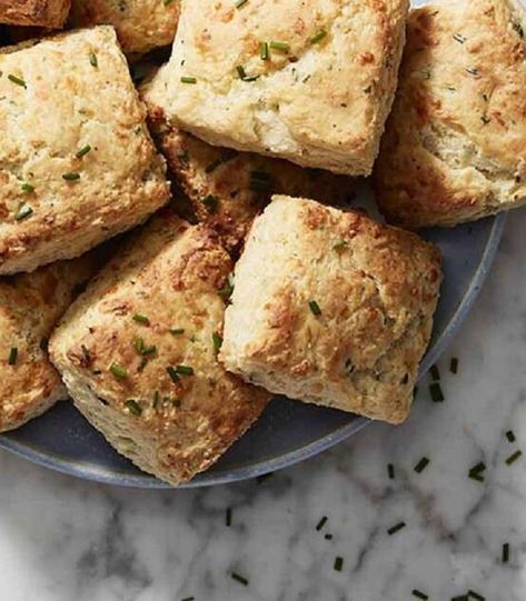 These flaky biscuits offer the delicious savory flavor of cheddar cheese plus a sprinkle of pepper and herbs. Cream cheese gives them an incredibly tender, melt-in-your mouth texture. Baking Mix Biscuits, Herb Biscuits, Herbed Cream Cheese, Cream Cheese Biscuits, King Arthur Baking, Biscuit Sandwich, Gluten Free Biscuits, Flaky Biscuits, King Food