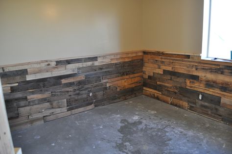 bottom half of the walls to the right when you walk in. Only halfway up like this can be horizontal like opposite wall?... or vertical, diagonal, or pattern? Then put a horizontal trim around the top. Bathroom bottom half too:) Wood Halfway Up Wall, Pallet Half Wall, Half Pallet Wall, Half Wood Wall Ideas, Wall Wood Paneling, Wooden Wall Design, Pallet Walls, Diy Trim, Basement Plans