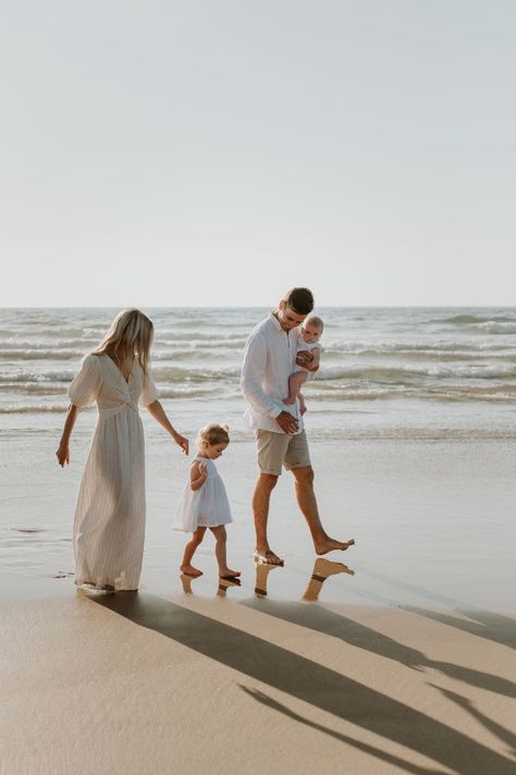 Family Beach Pictures Poses, Shooting Photo Famille, Beach Photoshoot Family, Family Beach Session, Photo Voyage, Beach Photo Session, Family Beach Portraits, Family Photoshoot Poses, Beach Maternity Photos