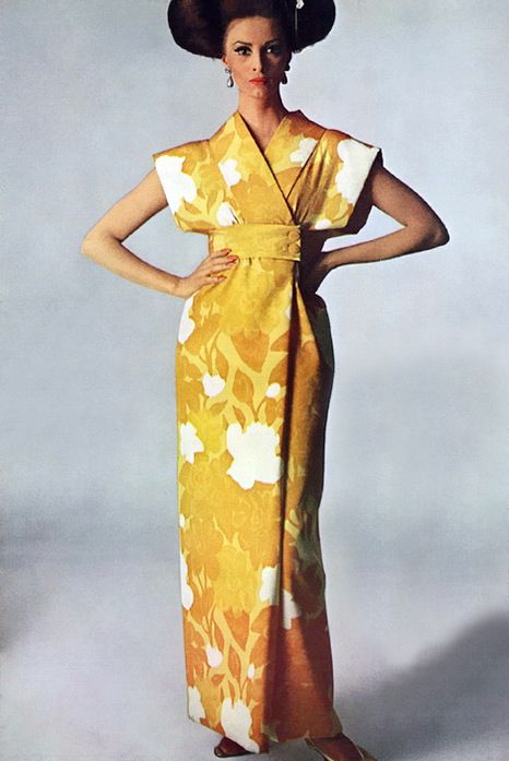 Wilhelmina wearing a kimono dress by Norman Norell, photo Irving Penn, Vogue 1965. 1965 Fashion, Norman Norell, Irving Penn, Modern Kimono, Mode Kimono, Ropa Diy, Dinner Dress, Vintage Models, 1960s Fashion