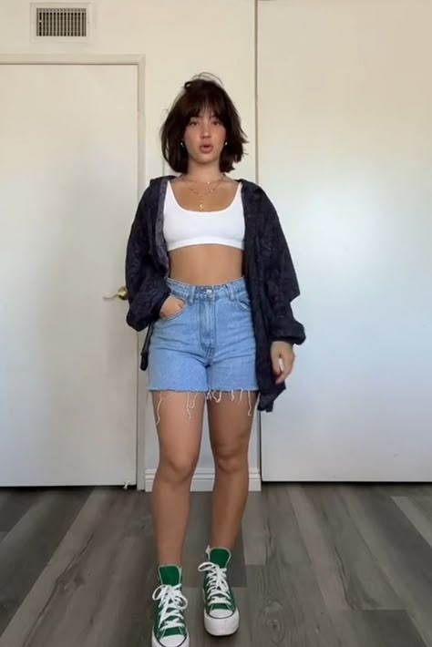 Medium Sized Summer Outfits, Long Mom Shorts Outfit, Black Shirt And Jean Shorts Outfit, Mid Length Shorts Outfits Aesthetic, Mom Jeans Concert Outfit, 77 Degree Weather Outfit Summer, Outfits To Go On A Walk, Medium Shorts Outfits, Mid Jean Shorts Outfit