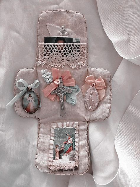 Pocket Shrine, Faith Crafts, Shrines Art, Catholic Decor, Prayer Corner, Catholic Crafts, Home Altar, Catholic Art, Religious Art