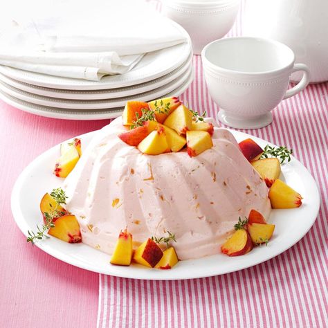 Peach Bavarian Gelatin Salad with fresh cut peaches Marshmallow Salad, Jello Mold Recipes, Gelatin Salad, Bavarian Recipes, Gelatin Recipes, Jello Desserts, Jello Salad, Jello Recipes, Classic Desserts