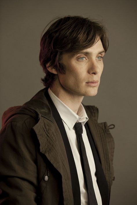 Look at Cillian Murphy's cheekbones here. As was once said of Katharine Hepburn's, "the greatest calcium deposit since the White Cliffs of Dover." Murphy Actor, Jonathan Crane, Cillian Murphy Peaky Blinders, Red Lights, Alfred Hitchcock, Cillian Murphy, Hot Actors, Tom Hardy, Peaky Blinders