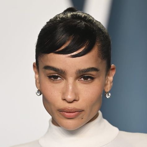 Side-Swept Bangs Haircut Trend Comeback Bangs On One Side, Sleek Bun With Bangs, Side Part Short Hair, Micro Bangs, Curly Shag, Bangs Haircut, Zoë Kravitz, Side Bangs Hairstyles, Choppy Bangs