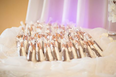 Chocolate-Covered Pretzel Favors Chocolate Covered Pretzels Wedding Favor, Pretzel Favors, Wedding Favors Diy, Wedding Favors Chocolate, Diy Wedding Favors Cheap, Diy Wedding Food, Food Wedding Favors, Summer Wedding Favors, Creative Wedding Favors