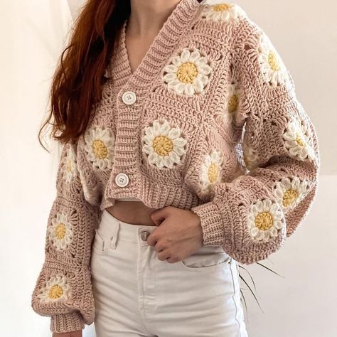 #sunflowercrochet #crochetcardigan #cardigan #crochetsweater #crochet #handmade #slowfashion #patchwork #patchworkcardigan #patchworkcrochet #croppedcardigan #daisy #daisycardigan #daisycrochet #daisycrochetcardigan #cute #kardigan #recznierobiony #szydelko #sweter #szydelkowysweter #stokrotki #rekodzielo #hobby Modern Haken, Crochet Cardigan Tutorial, Granny Square Haken, Handmade Cardigan, Cardigan Au Crochet, Crochet Top Outfit, شال كروشيه, Crochet Hoodie, Crochet Mignon