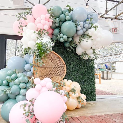 Garden Bridal Shower Balloon Arch, Pastel Baby Shower Ideas, Sage Backdrop, Hedge Wall, Theme Pastel, Balloon Colors, Party Balloons Diy, Flower Birthday Party, Floral Archway