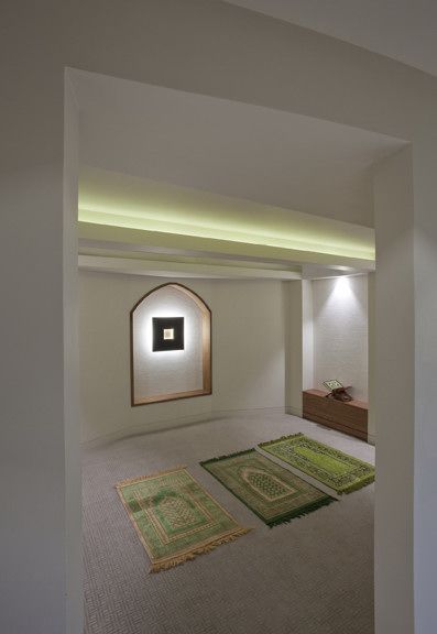 Prayer Room that would be lovely مصلی منزلي..يبعث علی السكينة والهدوء والخصوصية اثناء الصلاة Muslim Prayer Room Ideas, Prayer Room Ideas, Fesyen Islam, Prayer Corner, Islamic Decor, Muslim Prayer, Islamic Prayer, Empty Room, Prayer Room