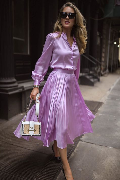 Mary Orton fashion blogger wears Co lilac silk button down pleated midi skirt matching set sunglasses prada bag bracelets earrings Satijnen Blouses, Satin Midi Skirt, Satin Blouses, Smart Casual Outfit, Primavera Estate, Purple Dress, Manolo Blahnik, Satin Dresses, Women's Fashion Dresses