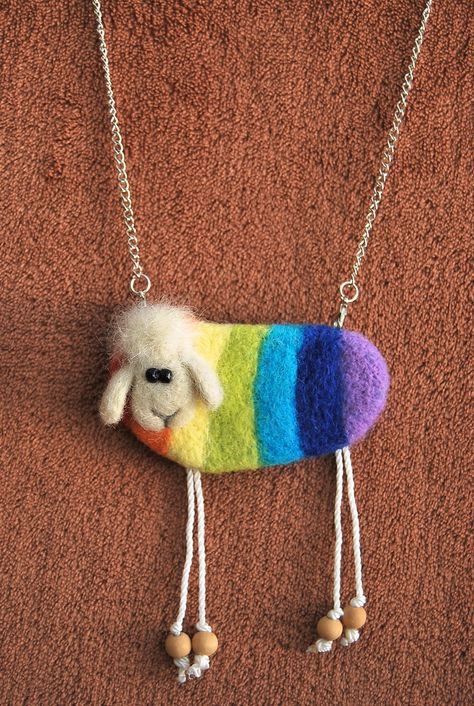 Needle Felted Necklace, Needle Felting Jewelry Ideas, Needle Felt Jewelry, Needle Felting Jewelry, Sheep Necklace, Felt Sheep, Felt Rainbow, Rainbow Sheep, Felted Sheep