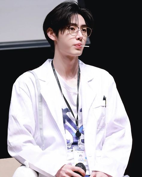 Doctor sunghoon 🩺🥼 . . #sunghoon #enhypen Im Falling, Park Sunghoon, Sunghoon Enhypen, Sung Hoon, Getting Old, بلاك بينك, Singing, Lab, Romance