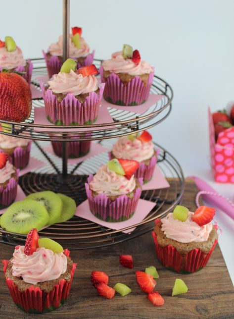 Kiwi Cupcakes, Kiwi Dessert, Delicious Cupcakes Recipes, Sweet Cupcake, Pop Cupcakes, Cupcake Wars, Spring Desserts, Strawberry Kiwi, Beautiful Cupcakes