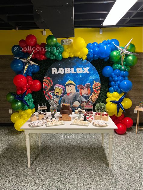 Montaje con globos de fiesta con temática de Roblox 

#roblox #balloons #fiesta #celebracion #fiestaderoblox #miami Roblox Balloon Garland, Roblox Balloons, Roblox Party Centerpiece, Roblox Party Backdrop, Roblox Balloon Decor, Robot Birthday Party, 7th Birthday Party Ideas, Boy Diy, Mario Birthday Party