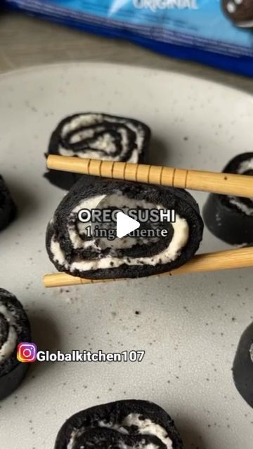 Oreo Sushi Roll, Oreo Sushi, Dessert Sushi, Dessert Oreo, Sushi At Home, Homemade Sushi, Sushi Roll, Delicious Snacks Recipes, Sushi Rolls