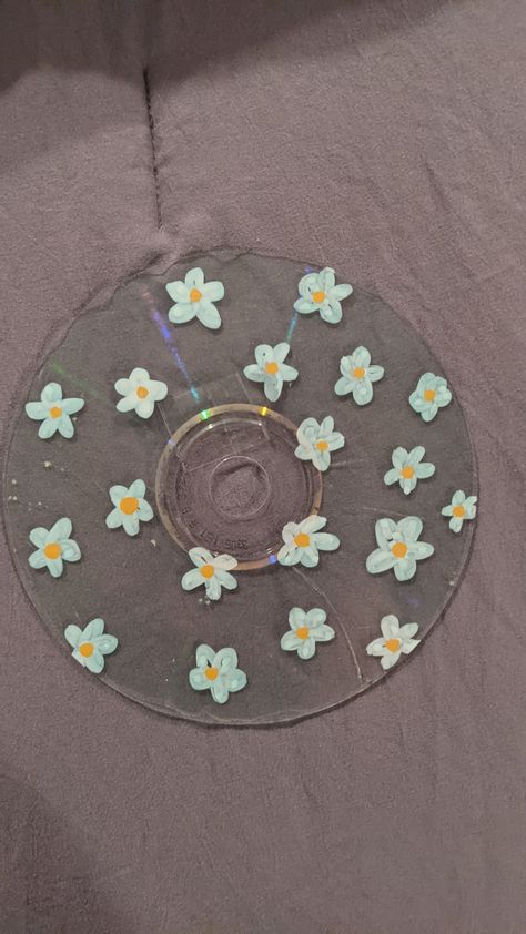 Painting On Disc, Clear Disc Painting Ideas, How To Make Painted Cds, Cute Cd Painting Ideas, Daisy Painting Aesthetic, Cd Disk Art, Aesthetic Cd Painting, Clear Cd Painting Ideas, Painted Cds Aesthetic Simple