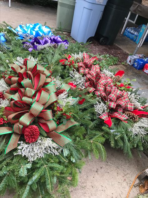 Grave Decorations Christmas, Christmas Grave Blankets Ideas, Grave Blankets Ideas Diy, Grave Blankets Ideas, Gravesite Ideas, Diy Grave Blankets, Headstone Arrangements, Cemetary Ideas, Tombstone Flowers