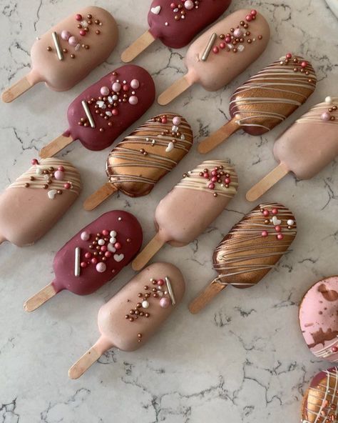 Pin image Oreo Cake Pops, Popsicles Cake, Ice Cream Cake Pops, Tårta Design, Cake Popsicles, Chocolate Covered Desserts, Cake Pop Designs, Cake Pop Decorating, Just In