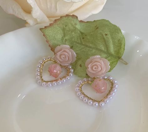 Handmade pinky dreamy earrings💖 Royalty Dr, Heart Strawberry, Pinky Rose, Dr Wardrobe, Strawberry Earrings, Handwritten Gifts, Aesthetic Earrings, Oc Outfits, Bracelet Inspo