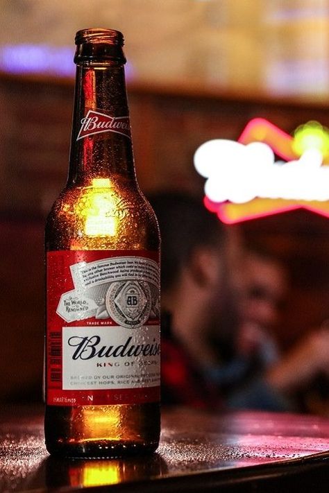 Beer Pub Photography, Budweiser Photography, Beer Pouring Photography, Budweiser Advertising, Boring Images, Beer Commercials, Aurora Rose, Bud Light Beer, Beer Photography