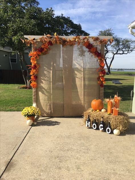 Fall Homecoming Backdrop, Harvest Party Photo Backdrop, Homecoming Picture Backdrop, Homecoming Picture Props, Thanksgiving Back Drop Decorations, Thanks Giving Backdrop Ideas, Simple Fall Backdrops For Pictures, Homecoming Photo Backdrop Ideas, Simple Fall Backdrop