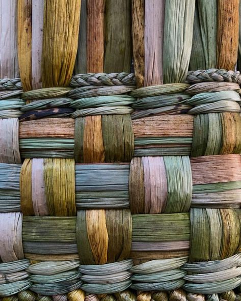 New Home Basket, Weaving Patterns Loom, Basket Weaving Diy, Pen Art Work, Basket Weaving Patterns, Primitive Survival, Willow Weaving, Basket Uses, Diy Weaving