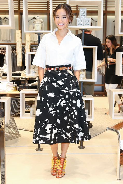 Jamie Chung in a white blouse, printed Al-line skirt, and heels Jamie Chung Style, White Skirt Outfits, Jamie Chung, Black And White Skirt, Floral Midi Skirt, Skirt White, White Skirt, Skirt Outfit, Fashion Gallery