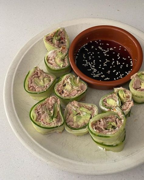 Lueur on Instagram: "tuna cucumber sushi rolls 🥒🍣🥑🍱🤍 swipe for recipe x" Cucumber Sushi, Sommer Mad, Healthy Lunch Snacks, Pasti Sani, Healthy Food Inspiration, Idee Pasto, Healthy Food Dishes, Healthy Lifestyle Food, Healthy Food Motivation