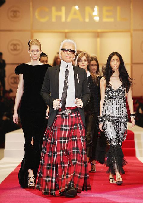 Karl Lagerfeld... long.. dressy kilt? All I can hear in my head is Margaret Cho yelling "KARL LAGERFELD IS A MUUURRRDER!" Tartan Fashion, Chanel Runway, Valentino Haute Couture, Mode Chanel, Tartan Skirt, Chanel Couture, Vogue Germany, Fashion Week Runway, Olivia Palermo