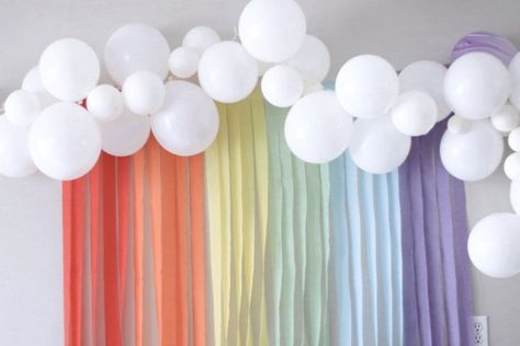 Hannah, from the popular Canadian lifestyle blog Honey & Betts, shares her easy unicorn party ideas for a rainbow backdrop. You'll love this DIY unicorn party backdrop for taking photos of your children! Easy Unicorn Party Ideas, Freshers Party Decoration Ideas, Unicorn Party Backdrop, Unicorn Party Ideas, Diy Unicorn Party, Canadian Lifestyle, 4de Verjaardag, Rainbow Backdrop, Unicorn Birthday Party Decorations