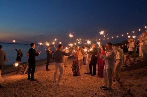 18 Photos That Prove Sparklers Are A Must At Your Wedding Bonfire Wedding, Travel Inspired Wedding, Beachy Chic, Beach Party Outfits, Beach Party Decorations, Wedding After Party, Beach Bonfire, Wedding Sparklers, Beach Night