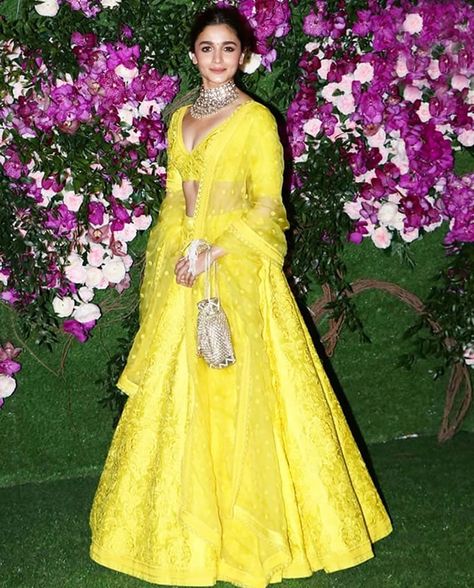 भारतीय दुल्हन संबंधी, Sabyasachi Lehenga Bridal, Pakistani Bridal Lehenga, Mehendi Outfit, Mehendi Outfits, Yellow Lehenga, Indian Woman, Ghagra Choli, Wedding Dresses For Girls