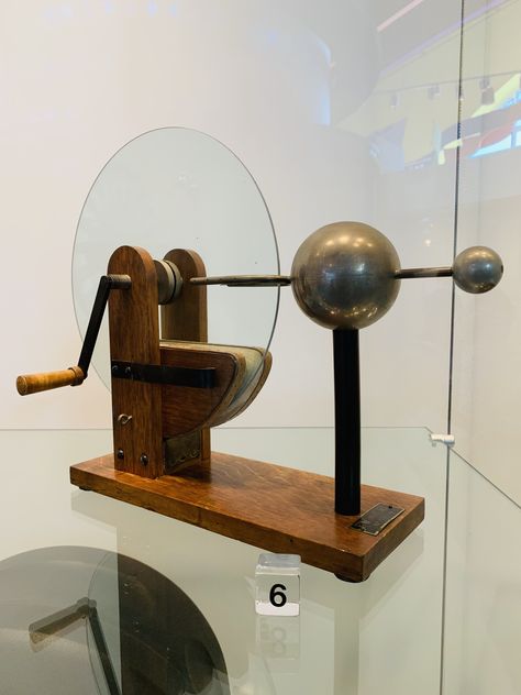 Electrostatic Generator, Vintage Instruments, Weird Inventions, Tesla Coil, Power Generator, Today In History, Science Museum, Static Electricity, Free Energy