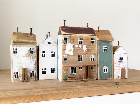 Mariashuisjes Classy Crafts, Driftwood Art Diy, Scrap Wood Crafts, Small Wooden House, Wood Houses, Pottery Houses, Dollhouse Ideas, Clay Houses, Wooden Houses