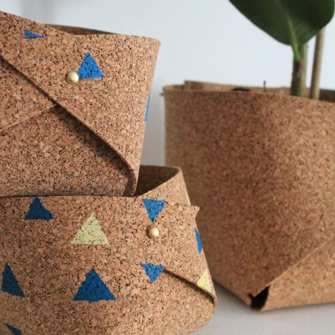 Un cache-pots en liège plié / Cork planter Cork Letters, Apartment Gardening, Diy Home Accessories, Cork Diy, Diy Porch, Diy Deco, Diy Upcycling, Deco Originale, Cork Crafts