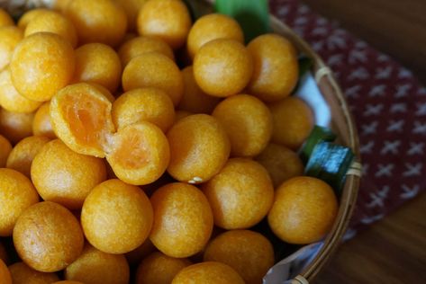 Fried Sweet Potato Balls: Kanom Kai Nok Kra Ta - Lion Brand Street Food Snacks, Sweet Potato Balls, Fried Sweet Potato, Potato Balls, Cooking Jasmine Rice, Laos Food, Thai Recipe, Stuffed Potato Balls, Melbourne Food