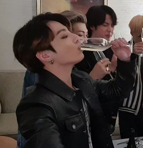 Jzjzkz  Jungkook tomando alcohol y despues esta Jin 🤣❤ Drinking Champagne, V Video, Jungkook Aesthetic, Bts Group, Jungkook Cute, Foto Jungkook, Music Wallpapers, Bts Bangtan Boy, Travel Music