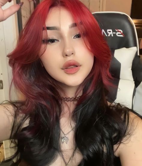 Split Dyed Hair, Hair Color Underneath, Red Hair Inspo, Dyed Red Hair, Hair Color Streaks, Hair Streaks, Dyed Hair Inspiration, Pretty Hair Color, Hair Stylies