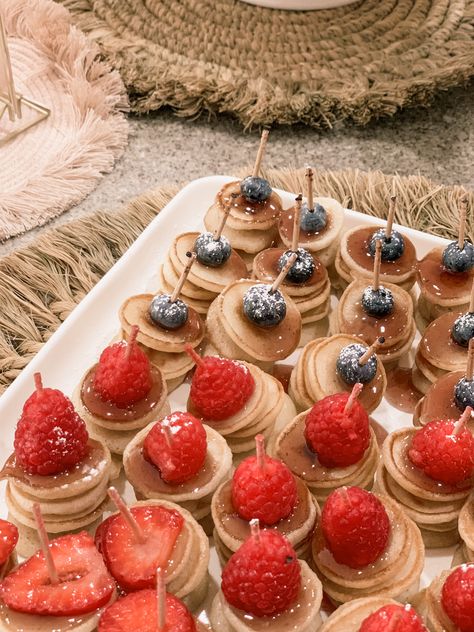 Brunch Food Ideas For Bridal Party, Brunch Style Gender Reveal, Cute Brunch Food, Diy Brunch Food, Cute Brunch Ideas Food, Brunch Plates Ideas, Birthday Brunch Ideas Black Women, Brunch For Birthday Party, Sweet Sixteen Birthday Brunch