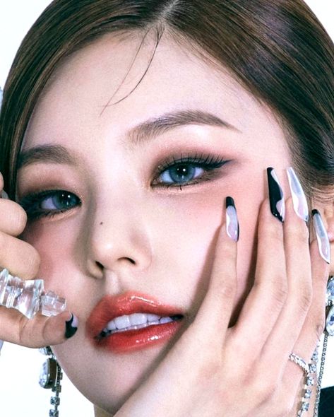 #Itzy #있지 #Yeji #Ryujin #Yuna #Chaeryeong #Lia Itzy Makeup Look, Yeji Makeup, Itzy Yeji Makeup Tutorial, Itzy Makeup, Yeji Eye Makeup, Yeji Makeup Look, Yeji Break My Heart Myself Makeup, Yeji Eyes, Yeji Itzy Make Up