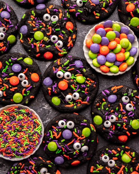 Halloween Cupcakes With Sprinkles, Cute Spooky Treats, Kids Halloween Dessert Ideas, Halloween Brownie Cookies, Spooky Cookies Easy, Halloween Crumble Cookies, Halloween Chocolate Chip Cookie Ideas, Halloween Stuffed Cookies, Halloween Custom Cookies