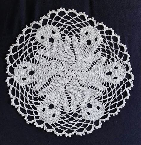 Featured at Wednesday Link Party 270: Häkelfieber Austria: Doily 'Boo!' This adorable ghost doily is crocheted from a free pattern (linked in the post).   Check out all this week's Featured Favorites here: http://bit.ly/Party270 Crochet Doily Patterns Free, Doily Patterns Free, Crochet Kerchief, Crochet Water Bottle Holder, Halloween Crafts Preschool, Crochet Tutorial Pattern, Halloween Crochet Patterns, Friendly Ghost, Ghost Design