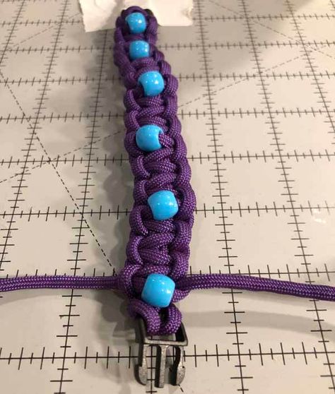 Paracord And Beads, How To Paracord Bracelet, Beaded Paracord Bracelet, Paracord With Beads, Paracord Projects Diy Easy, Easy Paracord Bracelets, Paracord Bracelet With Beads, Paracord Belt, Paracord Bracelet Designs