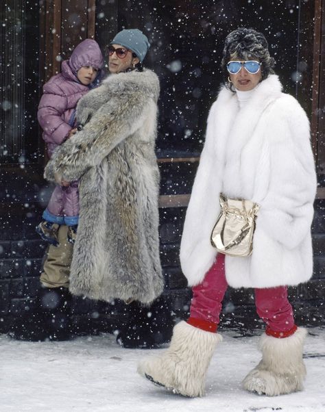 Basically, the world will never be able to top 1980s ski fashion Apre Ski, Apres Ski Outfit, 90s Fashion For Women, Apres Ski Outfits, Mink Coats, Ski Aesthetic, Apres Ski Style, Apres Ski Party, Retro Ski