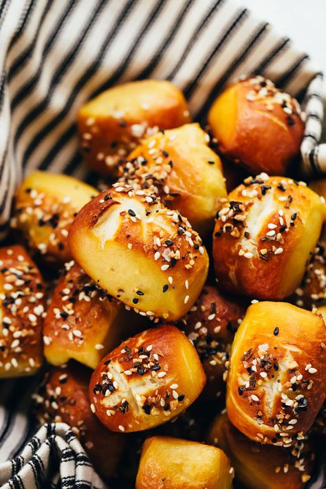 Everything Bagel Pretzel Bites, Pretzel Bites Without Yeast, No Yeast Pretzel Bites, Best Soft Pretzel Bites Recipe, Sourdough Discard Pretzel Bites No Yeast, Vegan Crisp, Soft Pretzel Bites, Bagel Bites, Soft Pretzel